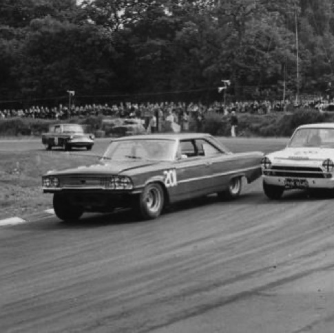 Brian Muir (Ford Galaxie) devant  Jim Clark (Lotus Cortina) avec  Chris Craft et Mike Young (Ford Anglia) à Brands Hatch 1966.